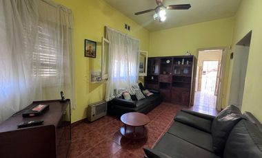 Venta casa 3 ambientes con patio y cochera
