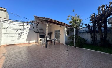 Venta casa 3 ambientes con patio y cochera