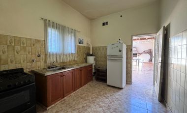 Venta casa 3 ambientes con patio y cochera