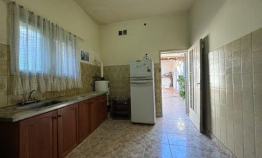 Venta casa 3 ambientes con patio y cochera