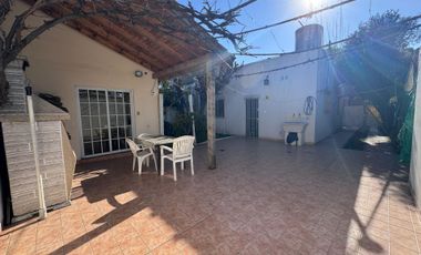 Venta casa 3 ambientes con patio y cochera