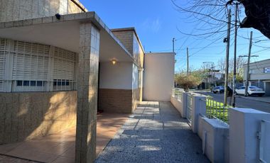 Venta casa 3 ambientes con patio y cochera
