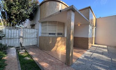 Venta casa 3 ambientes con patio y cochera