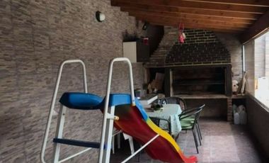 CASA 4 AMBIENTES CON QUINCHO Y PILETA  EN ALQUILER