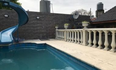 CASA 4 AMBIENTES CON QUINCHO Y PILETA  EN ALQUILER