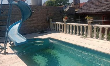 CASA 4 AMBIENTES CON QUINCHO Y PILETA  EN ALQUILER