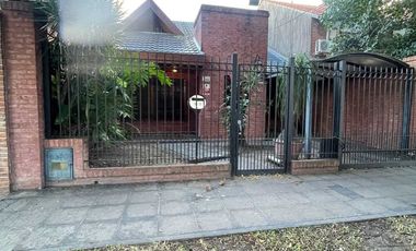 CASA AMPLIA CON PILETA Y QUINCHO
