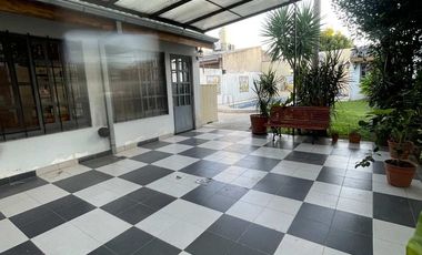 CASA AMPLIA CON PILETA Y QUINCHO
