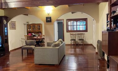 CASA AMPLIA CON PILETA Y QUINCHO