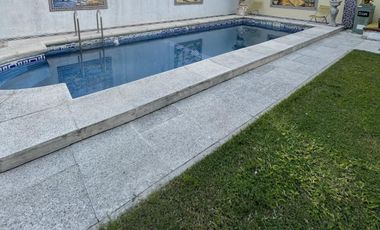 CASA AMPLIA CON PILETA Y QUINCHO
