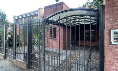 CASA AMPLIA CON PILETA Y QUINCHO