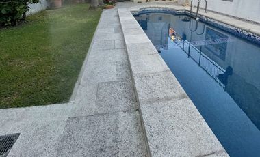 CASA AMPLIA CON PILETA Y QUINCHO