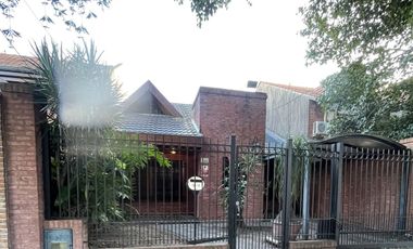 CASA AMPLIA CON PILETA Y QUINCHO