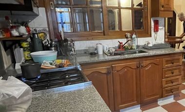 CASA AMPLIA CON PILETA Y QUINCHO