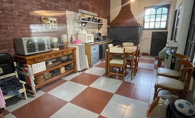 CASA AMPLIA CON PILETA Y QUINCHO