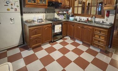 CASA AMPLIA CON PILETA Y QUINCHO