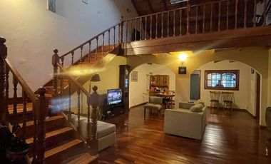 CASA AMPLIA CON PILETA Y QUINCHO
