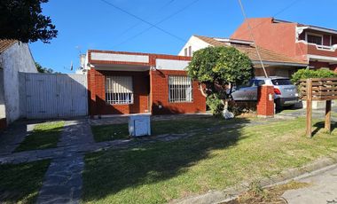 Venta Casa de 3 Amb a una cuadra del Mar lote 300m