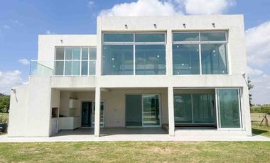 6 AMBIENTES PISCINA A LA LAGUNA