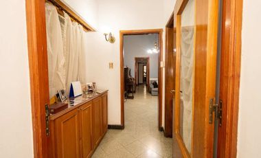 VENTA CASA DE 4 DORMITORIOS Y COCHERA DOBLE