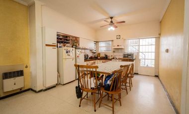 VENTA CASA DE 4 DORMITORIOS Y COCHERA DOBLE