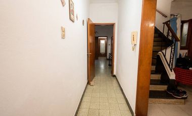 VENTA CASA DE 4 DORMITORIOS Y COCHERA DOBLE