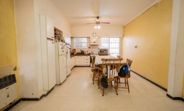 VENTA CASA DE 4 DORMITORIOS Y COCHERA DOBLE