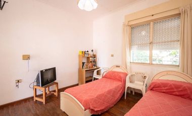 VENTA CASA DE 4 DORMITORIOS Y COCHERA DOBLE