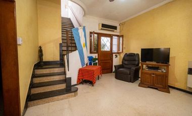 VENTA CASA DE 4 DORMITORIOS Y COCHERA DOBLE