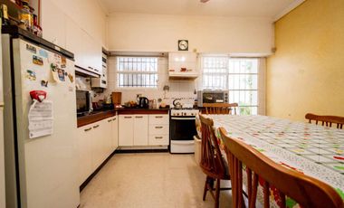 VENTA CASA DE 4 DORMITORIOS Y COCHERA DOBLE