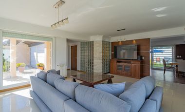 Venta casa 6 ambientes con piscina parque cochera