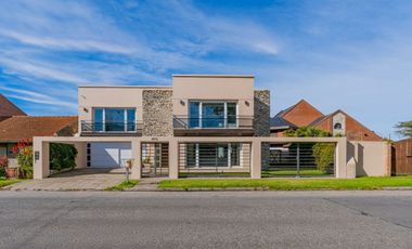 Venta casa 6 ambientes con piscina parque cochera