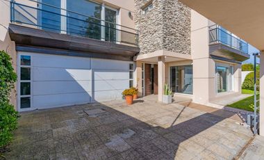 Venta casa 6 ambientes con piscina parque cochera