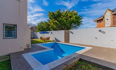 Venta casa 6 ambientes con piscina parque cochera