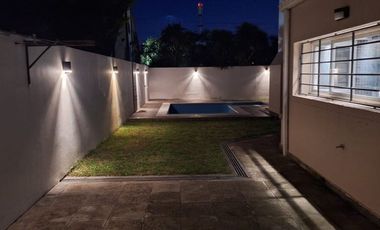 Venta casa 6 ambientes con piscina parque cochera