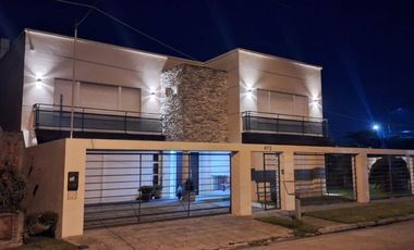 Venta casa 6 ambientes con piscina parque cochera
