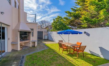 Venta casa 6 ambientes con piscina parque cochera