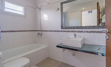Venta casa 6 ambientes con piscina parque cochera