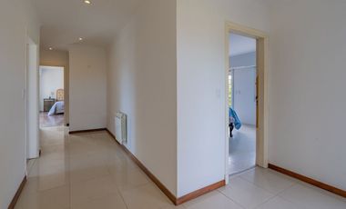 Venta casa 6 ambientes con piscina parque cochera