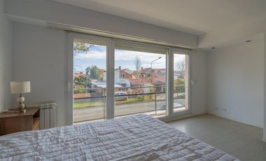 Venta casa 6 ambientes con piscina parque cochera