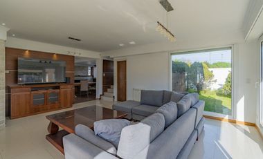 Venta casa 6 ambientes con piscina parque cochera
