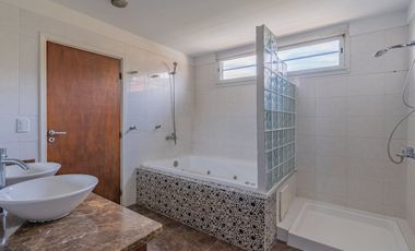Venta casa 6 ambientes con piscina parque cochera