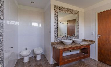 Venta casa 6 ambientes con piscina parque cochera