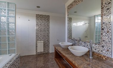 Venta casa 6 ambientes con piscina parque cochera