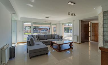 Venta casa 6 ambientes con piscina parque cochera