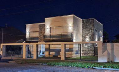 Venta casa 6 ambientes con piscina parque cochera