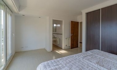 Venta casa 6 ambientes con piscina parque cochera