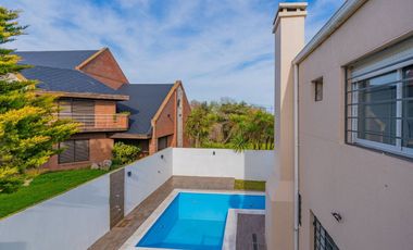 Venta casa 6 ambientes con piscina parque cochera
