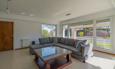 Venta casa 6 ambientes con piscina parque cochera