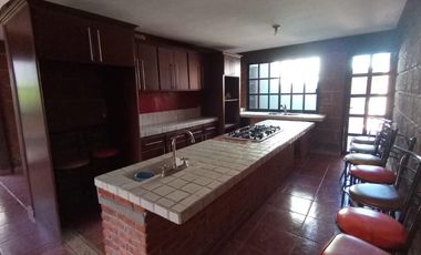 VENTA DE HERMOSA CASA CONSTRUIDA DE PURO SILLAR, A SOLO 7 MINUTOS EN AUTO DEL CENTRO